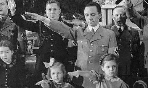 Sau đó, Goebbels và vợ cũng tự kết liễu mạng sống bằng loại thuốc độc này. Y làm như vậy để tránh bị đưa ra xét xử sau này với kết quả chắc chắn là bản án tử hình.