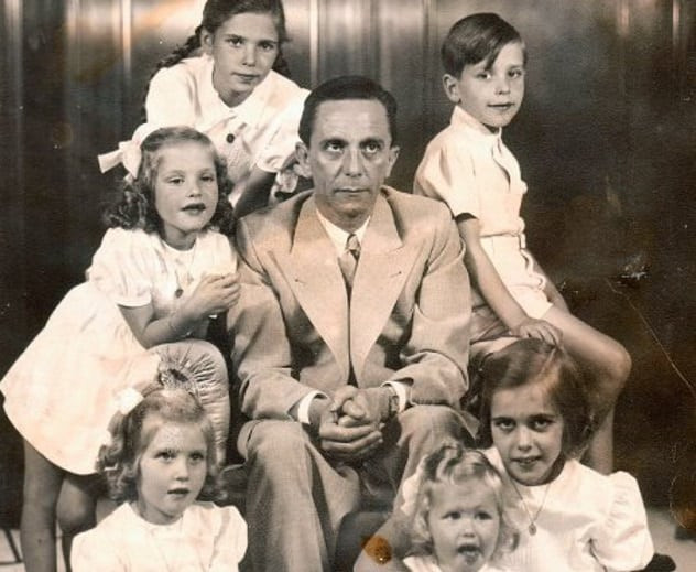 Vào những ngày cuối Thế chiến 2, vợ chồng Goebbels cùng 6 người con ở trong hầm ngầm tại Berlin cùng với Hitler. Khi nhận thấy Đức quốc xã sắp bại trận hoàn toàn trước quân Đồng minh, vợ chồng Goebbels đã quyết định cho các con uống xyanua tự sát.