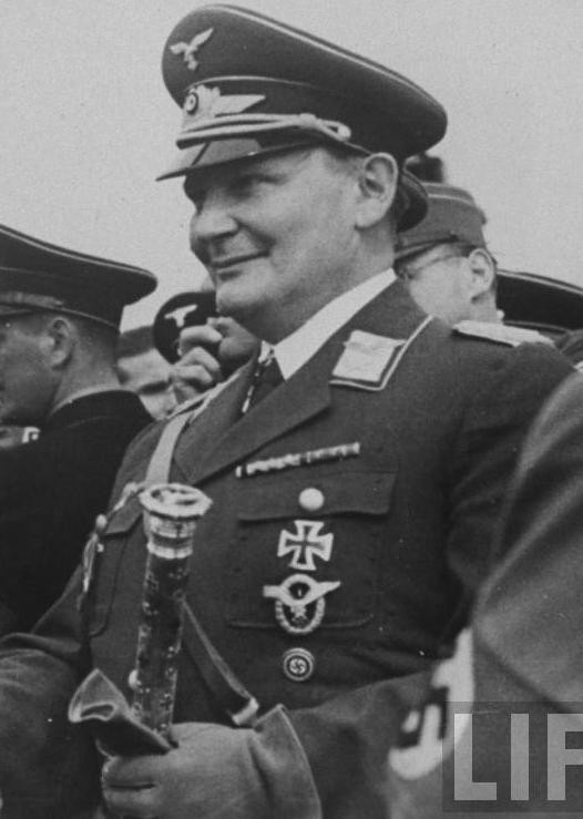 Herman Goering là một trong những nhân vật "máu mặt" phát xít Đức trong Thế chiến 2. Y là Tư lệnh không quân Đức, rất được trùm phát xít Hitler trọng dụng và giao cho những trọng trách, nhiệm vụ quan trọng.