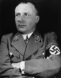 Martin Bormann là thư ký riêng của Hitler. Chính vì vậy, y thường xuyên gặp mặt trực tiếp quốc trưởng phát xít Đức. Y được cho là đóng vai trò không nhỏ trong các quyết định quan trọng của Đảng quốc xã.