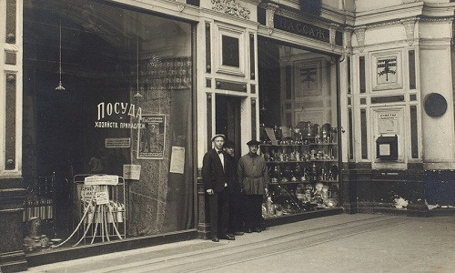 Hai người đàn ông Liên Xô đứng trước một cửa hàng ở thành phố Leningrad năm 1924.