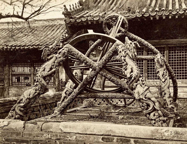 Ngôi nhà cổ kính lộ rõ dấu vết của thời gian.