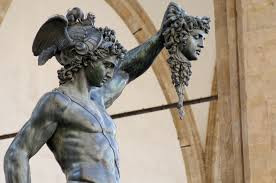 Người anh hùng Perseus là con trai của thần Zeus và công chúa Danaë. Perseus nổi tiếng thông minh và có sức mạnh hơn người.