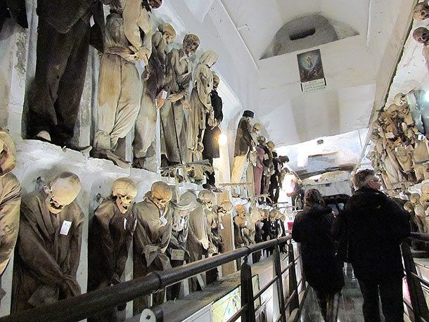 Hầm mộ Capuchin ở thành phố Palermo, Italy nổi tiếng thế giới là nơi cất giữ khoảng 8.000 xác ướp. Những xác ướp này được người dân địa phương khoác lên người những trang phục thịnh hành của thời kỳ mà họ sinh sống.