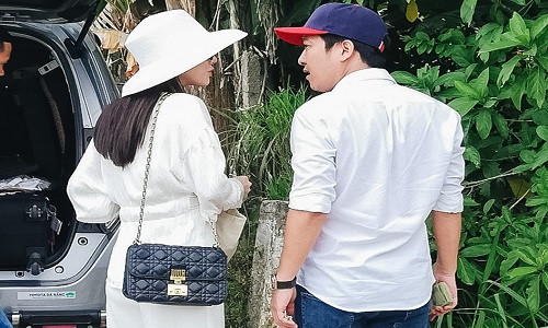 Trưa 25/8, vào khoảng 11h45, Trường Giang và Nhã Phương sớm rời resort, nơi diễn ra lễ đính hôn tối 24/8. Theo phong tục truyền thống, đôi tình nhân mới đính hôn về cả quê nội lẫn ngoại để thắp hương cho ông bà tổ tiên. Cả hai diện đồ trắng ton sur ton, cùng xuống xe ngay khi đến nơi và trò chuyện một lúc trước khi vào nhà.