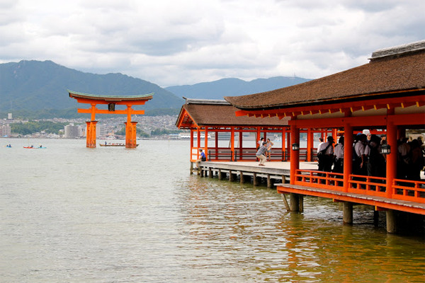 Ngôi đền Itsukushima hay còn gọi là thần xã Itsukushima nằm trên đảo Miyajima thuộc tỉnh Hiroshima, Nhật Bản là một trong những địa điểm "không được phép chết" nổi tiếng thế giới.