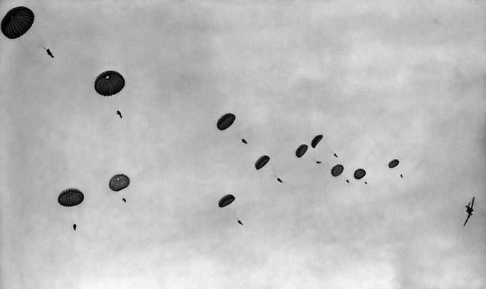 Lính phát xít Đức nhảy dù xuống khu vực pháo đài Eben Emael ở Bỉ tháng 5/1940.