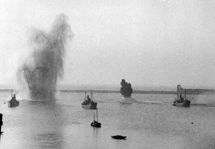 Phát xít Đức ném bom tấn công các mục tiêu trên biển ở Dover, Anh tháng 7/1940.