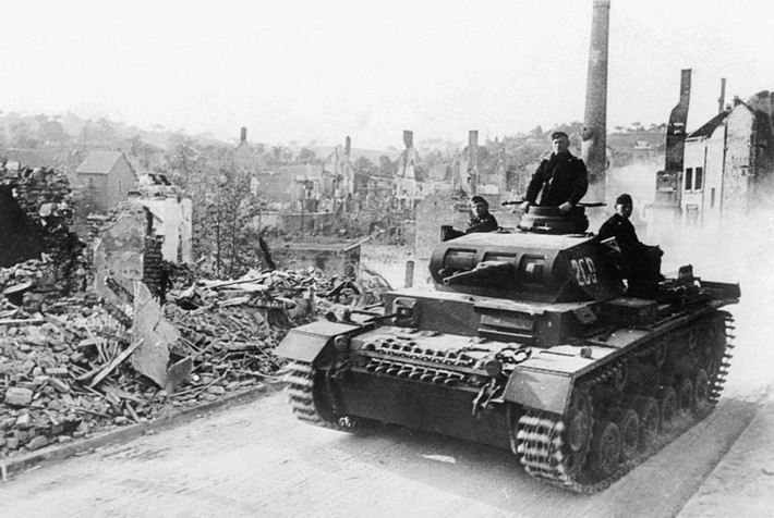 Một cỗ xe tăng bọc thép của phát xít Đức vượt sông Aisne ở Pháp ngày 21/6/1940. Bức ảnh này được chụp một ngày trước khi Đức quốc xã chiếm đóng nước Pháp khi thực hiện thành công cuộc xâm lược.