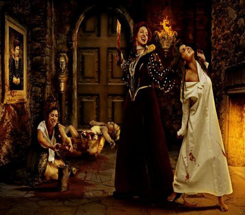 Vì vậy, nữ bá tước Elizabeth cho người treo cô hầu gái lên cao rồi cắt mạch máu trước khi đứng phía dưới tắm máu nạn nhân.