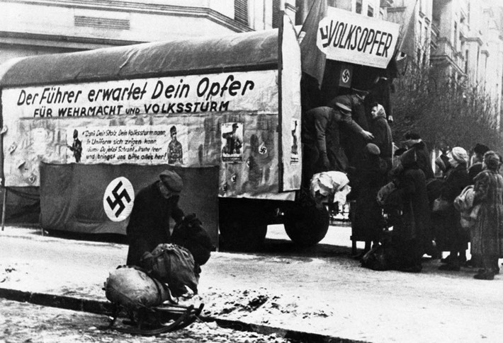 Tháng 2/1945, phát xít Đức thiếu hụt các trang thiết bị, vũ khí và quần áo cho binh sĩ khi dần đến bờ vực thất bại. Do vậy, chính quyền Đức quốc xã đã yêu cầu người dân phải quyên góp.