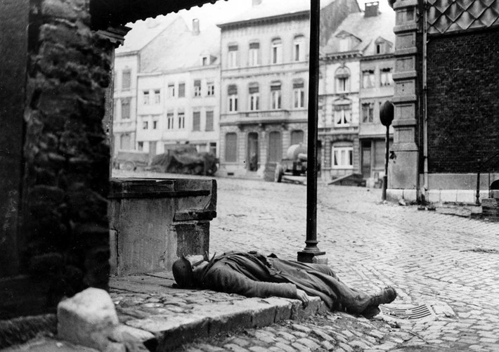 Thi thể lính Đức bị quân đồng minh bắn hạ tại Stavelot, Bỉ ngày 2/1/1945.