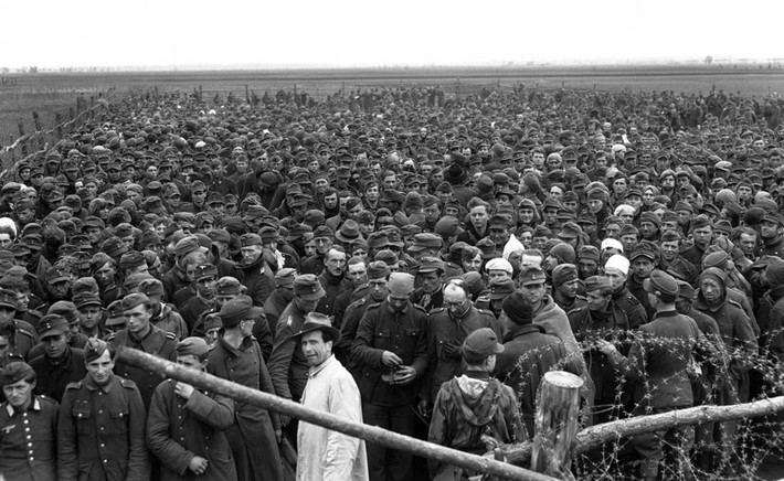 Hàng trăm binh sĩ phát xít Đức đầu hàng quân đồng minh ngày 4/4/1945. Mời độc giả xem video: Truy tìm tội phạm chiến tranh thời phát xít Đức (nguồn: VTC14)