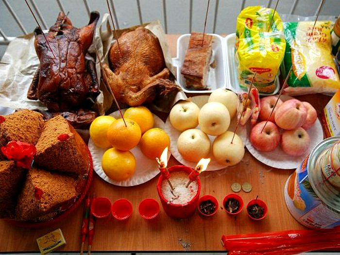 Diêm vương mở cửa Quỷ môn quan là để các vong hồn được trở lại trần gian rồi đến ngày rằm quay trở về. Chính vì vậy, tục lệ cúng "cô hồn" ra đời.