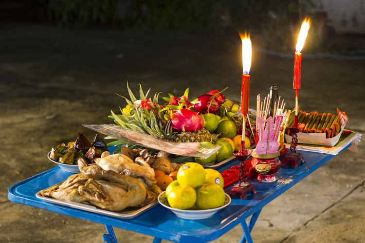 Theo tục lệ dân gian của Trung Quốc, các gia đình phải cúng cháo, gạo, muối và đốt vàng mã tiền giấy và quần áo cho các vong hồn để chúng không quấy nhiễu cuộc sống của con người ở trần gian.