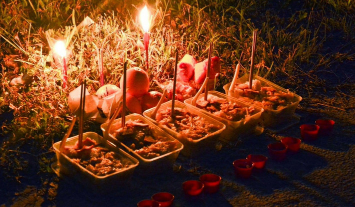 Giống như ngày Halloween ở nhiều nước trên thế giới, người Trung Quốc có những quan niệm, phong tục liên quan đến người chết và linh hồn. Trong số này, tháng 7 âm lịch được người Trung Quốc xem là tháng cô hồn và là tháng xui xẻo trong năm.