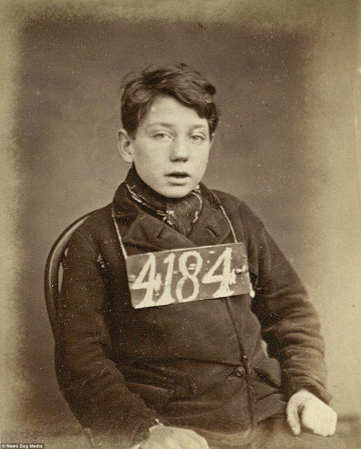 Charles Summerley, 13 tuổi, bị bắt giữ và đưa vào nhà tù Wandsworth vì đã ăn cắp ống kim loại trị giá 5 shilling tháng 12/1872.