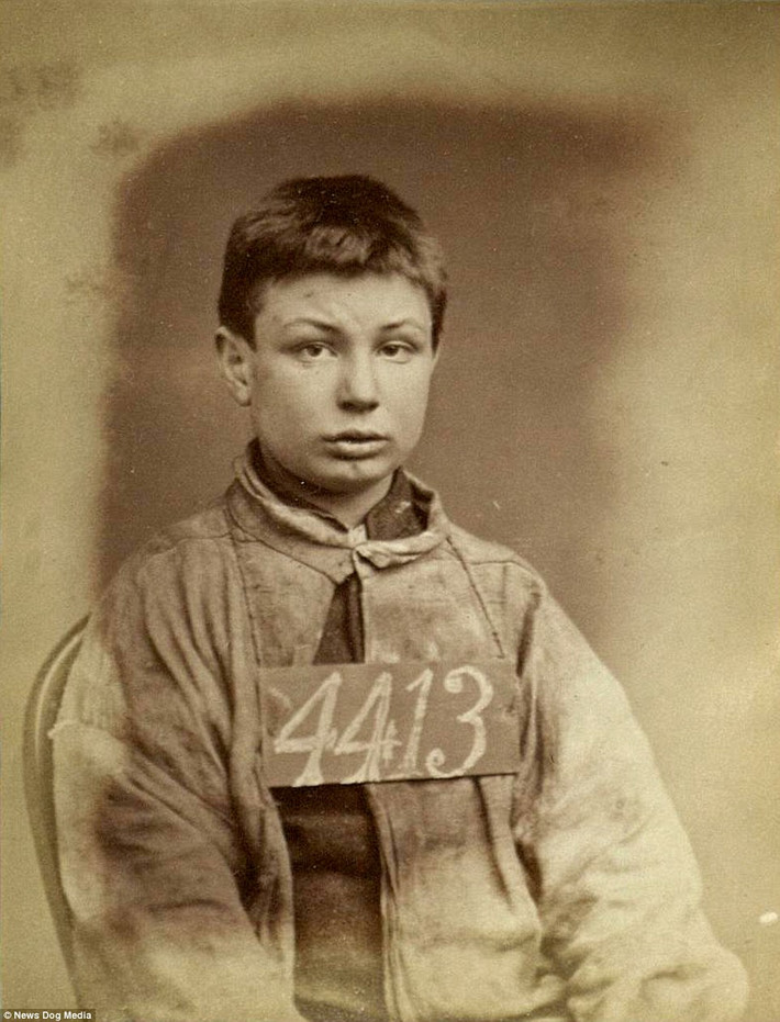 Cậu bé William Simmer, 14 tuổi, vào nhà tù Wandsworth vì phạm tội ăn cắp 2 chai nước chanh tháng 1/1873.