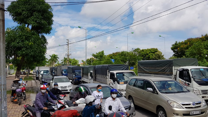 Ghi nhận của PV Kiến Thức, sáng 16/8, tại các chốt đầu ngõ ra vào thành phố, lực lượng chức năng thực hiện nghiêm việc ra vào thành phố.
