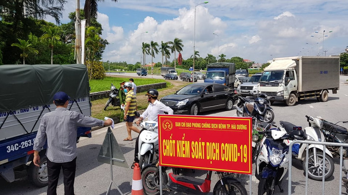 Nhiều phương tiện có nhu cầu vào thành phố, khiến lực lượng chức năng quá tải kiểm soát.