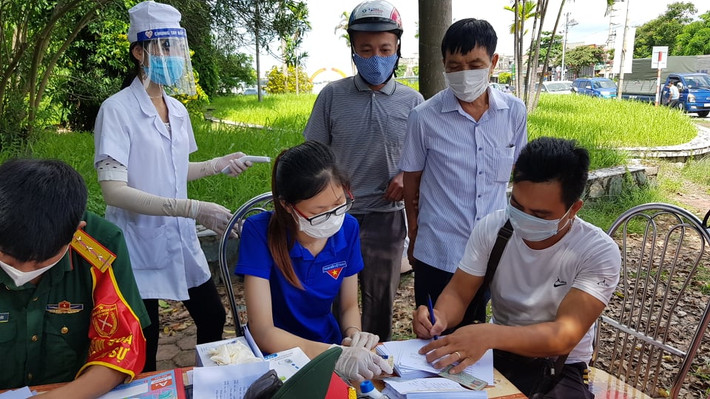 Người dân muốn qua chốt Nguyễn Lương Bằng phải khai báo y tế.