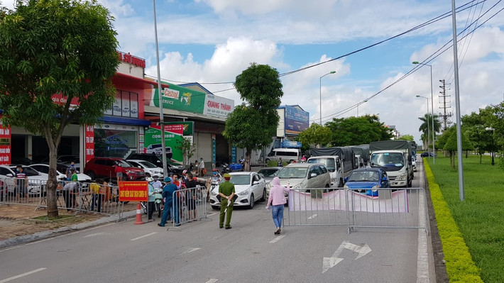 Tại đường Trường Trinh, TP Hải Dương, hai đầu vào ra thành phố lực lượng chức năng đều đặt các chốt chặn.