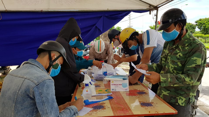 Do lưu lượng người có nhu cầu vào thành phố lớn nên việc khai báo y tế rất khó khăn do thiếu bàn để ghi phiếu.