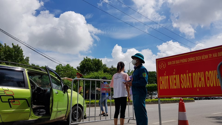 Lực lượng trực chốt gồm công an, nhân viên y tế, quân đội và lực lượng phường...