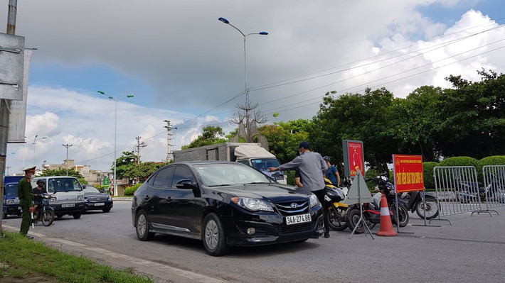 Tại chốt đường Nguyễn Lương Bằng, quy trình kiểm soát cũng rất chặt chẽ.