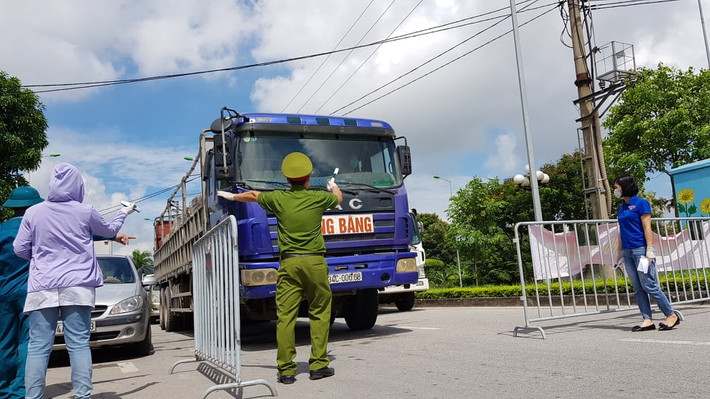 Các phương tiện đều phải dừng lại.