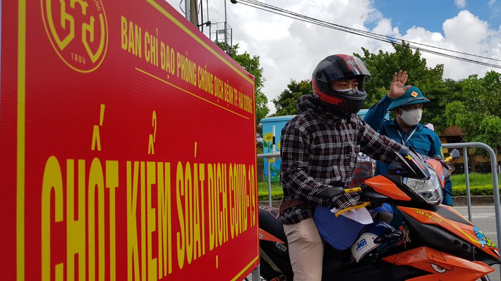 Một người dân đã làm xong các thủ tục và có thể qua chốt.