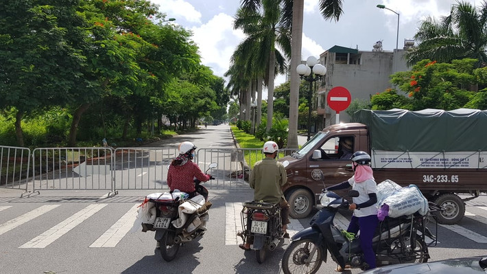 Nhiều tiểu thương phải đứng đợi và phải lựa chọn qua chốt để khai báo y tế.