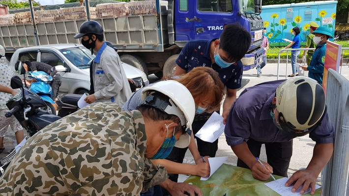 Người dân phải khai báo y tế.