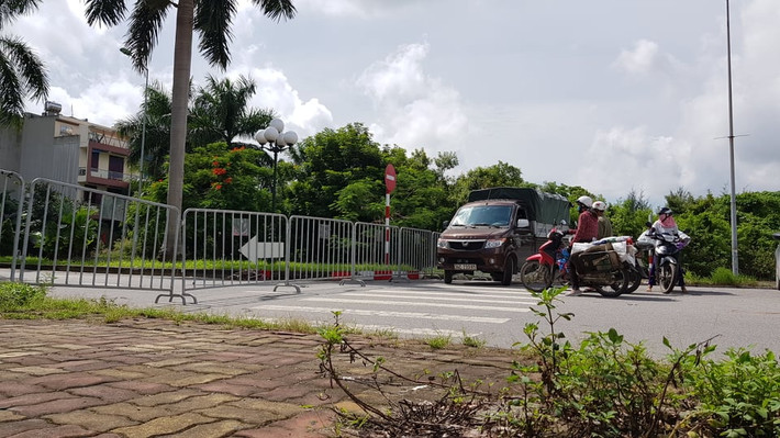 Ngay đường vào chợ Hội Đô cũng bị chặn.