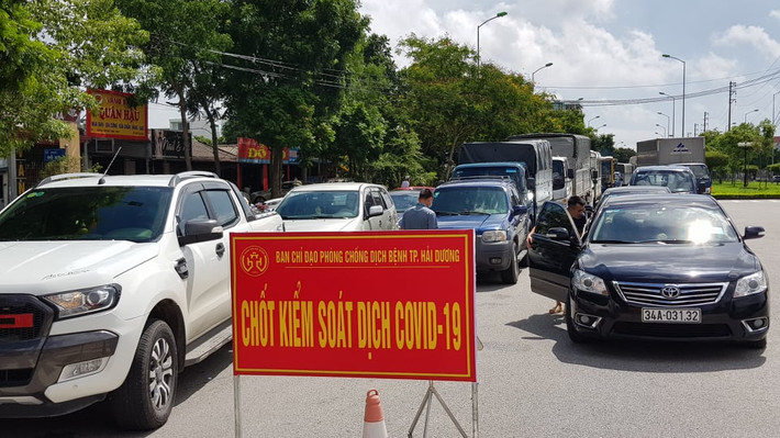 Trong đó, nhà cách ly với nhà, khu phố cách ly với khu phố; phường, xã cách ly với phường, xã; đóng cửa một số cửa ngõ ra, vào thành phố; yêu cầu tất cả người dân không được ra khỏi thành phố, trừ các trường hợp thật sự cần thiết và được sự cho phép của cơ quan có thẩm quyền; chỉ cho phép các phương tiện ra vào trong các trường hợp vận chuyển hàng hóa thiết yếu nhưng phải thực hiện khai báo y tế, lịch trình di chuyển, đo thân nhiệt và phun khử khuẩn theo quy định…