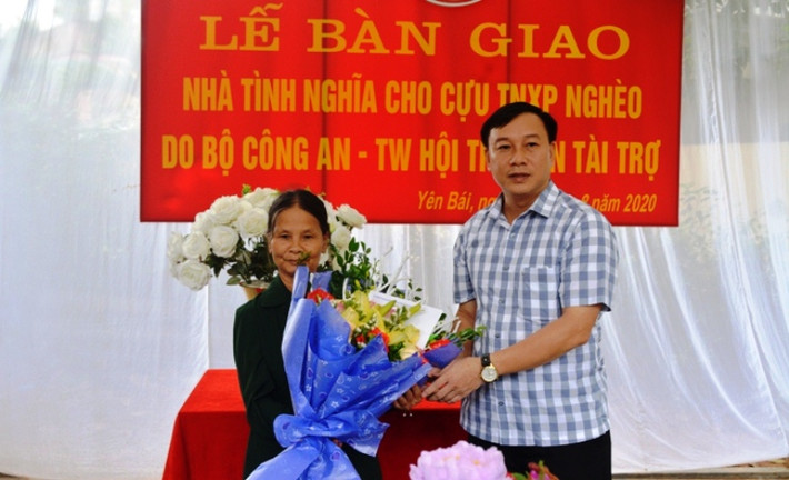 Sáng 15/8, ông Đán đến cơ quan làm việc, xuống xã Tuy Lộc phối hợp Bộ Công an và Hội Cựu TNXP tỉnh Yên Bái trao nhà tình nghĩa cho hộ người có công. Khoảng 13h cùng ngày, ông Đán kêu mệt và ra xe để về nhà nhưng đi được một đoạn ông Đán bị ngã và bất tỉnh. Ngay lúc đó cán bộ, nhân viên Văn phòng đã phát hiện và đưa ông Hoàng Xuân Đán đến Bệnh viên Đa khoa tỉnh Yên Bái để cấp cứu. Ảnh: Báo Nhân dân.