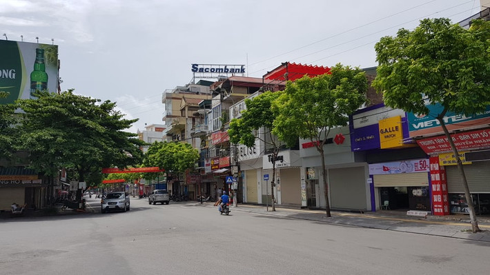 Phố Trần Hưng Đạo vốn sầm uất, nay vắng lặng vì người dân ở nhà phòng dịch COVID-19.