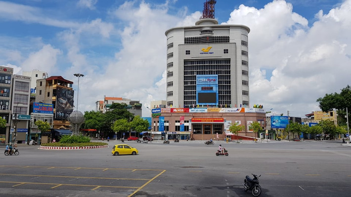Tuy các chốt chặn quá tải nhưng các đường trong thành phố lại vắng bóng người qua lại.