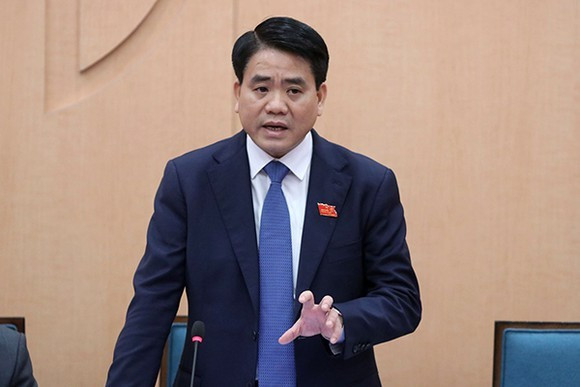 Với những đóng góp không nhỏ trong công tác phòng chống dịch bệnh, ngày 30/6, Hội đồng Thi đua - Khen thưởng TP Hà Nội đề xuất Nhân dân và cán bộ TP Hà Nội (tập thể), Chủ tịch UBND TP Hà Nội Nguyễn Đức Chung (cá nhân) được khen thưởng Huân chương Lao động hạng Nhất về thành tích trong công tác phòng chống dịch Covid-19. Tuy nhiên, bà Trần Thị Hà, nguyên Thứ trưởng Bộ Nội vụ, Trưởng ban Thi đua khen thưởng Trung ương cho hay, đối với một cán bộ phải tạm đình chỉ công tác để điều tra liên quan đến một số vụ án phức tạp thì việc xét duyệt tặng thưởng Huân chương sẽ không được xem xét.