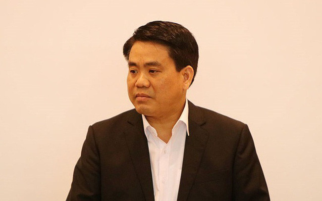 Ông Chung nhấn mạnh: "Dịch bệnh COVID-19 nằm ngoài tất cả những gì chúng ta đã nghĩ và đã được học từ trước đến nay. Cho nên chúng ta cần có cái nhìn thực tiễn hơn, quan sát diễn biến dịch bệnh, nhận rõ và dự báo chính xác các nguy cơ thì mới có hành động đúng được. Còn không đánh giá đúng được tình hình, sai phương pháp thì sẽ phải trả giá bằng sinh mạng người dân".