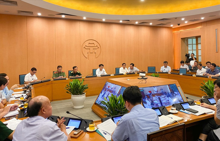 Mới đây, ngày 9/8, ch ủ trì cu ộ c h ọ p Ban Ch ỉ đạ o theo hình th ứ c tr ự c tuy ế n v ớ i các qu ậ n, huy ệ n, th ị xã, ông Nguy ễn Đức Chung đánh giá: "Dịch ngày càng phức tạp, điều này đòi hỏi chúng ta cần phải nỗ lực và quyết tâm cao hơn, tiến hành nhiều biện pháp đồng bộ hơn, cần phải chạy đua với thời gian trong việc khoanh vùng, dập dịch". Đồng thời nhấn mạnh, lúc này công tác lấy mẫu xét nghiệm RT-PCR rất quan trọng để có thể kịp thời phát hiện ca bệnh, ngăn chặn nguồn lây. Ông Chung cũng yêu cầu cần đẩy nhanh tiến độ rà soát, khoanh vùng trên tinh thần bình tĩnh nhưng không chủ quan, lo lắng. Ca bệnh ở đâu thì nhanh chóng truy vết, dập dịch tại đó.