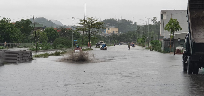 Đường phố chìm trong biển nước.