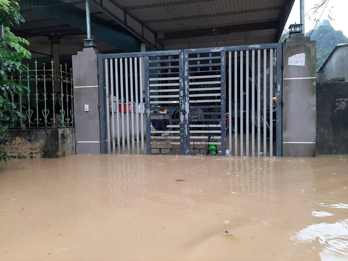 Nước ngập sâu từ đường vào nhà dân.