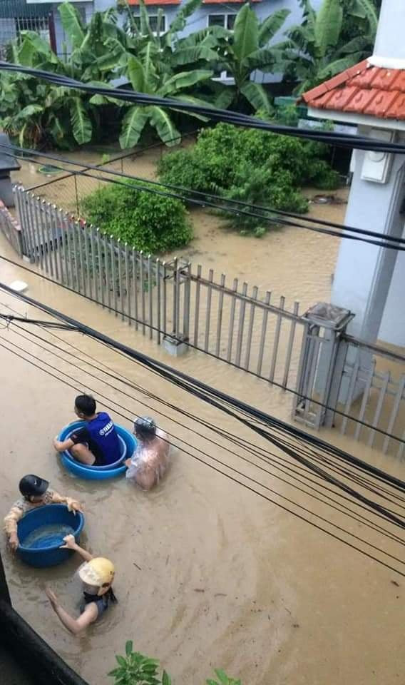 Nhiều người dùng thau chậu để di chuyển do nước ngập ngang ngực người.