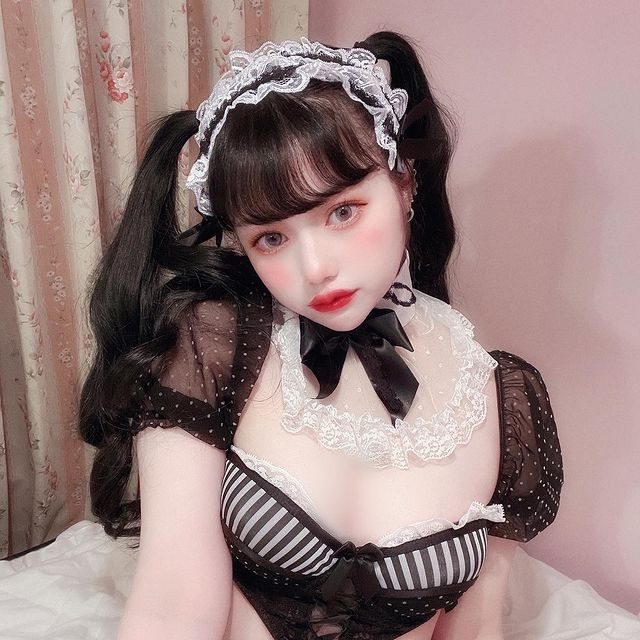 Hot girl Murata Mikako, người Nhật Bản, là thành viên của nhóm nhạc Black Nazarene, trước đó là Yamitsuki Company. Cô nàng nổi tiếng với khuôn mặt thanh tú và làn da trắng như tuyết. (Nguồn ảnh: IG)