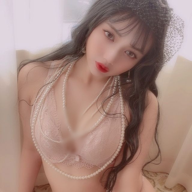 Đặc biệt, cô nàng không ngần ngại mang phong cách này vào những bộ ảnh gợi cảm, biến tấu, khiến người xem mê mẩn.