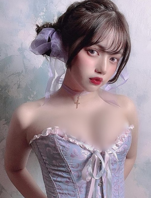 Thường mặc trang phục chính theo phong cách Lolita, có phần diêm dúa. Thoạt nhìn, cô nàng trông giống như một con búp bê thực sự.