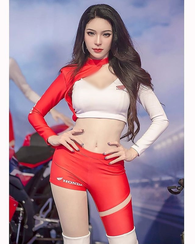Dù là trong công việc hay ngoài đời, gu của cô cũng là thời trang quyến rũ, bốc lửa.