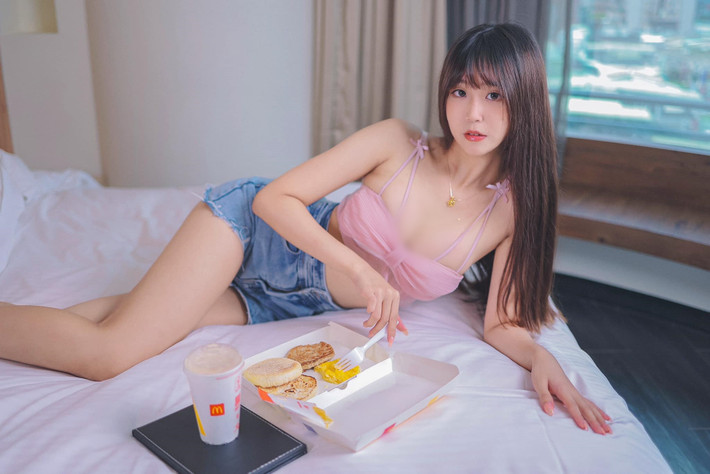 Cô nàng sở hữu bộ ngực khủng cup F, vòng eo con kiến và vòng ba căng đầy.
