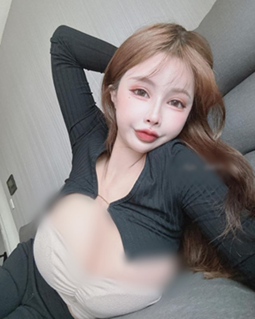 Cô nàng có sắc vóc lại không ngại hở bạo, thường xuyên đăng tải hình ảnh xinh đẹp lung linh lên trang cá nhân, nhờ đó thu hút được không ít người hâm mộ.